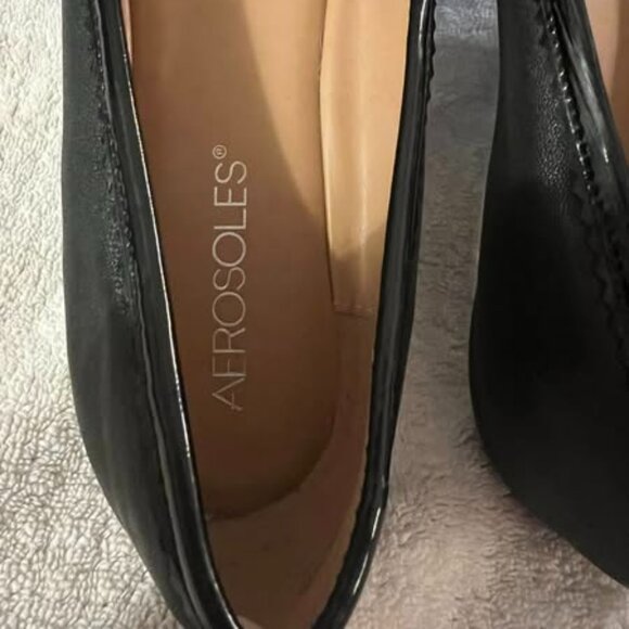 Size 9 - Aerosoles - Black Slip-On Flats - Picture 7 of 8